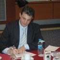 Ο Γιάννης Βαφειαδάκης, που ανέλαβε καθήκοντα Ταμία στη νεοσύστατη ENES, υπογράφει το καταστατικό.