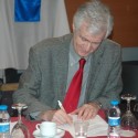 Ο Κώστας Πετρόπουλος υπογράφει το καταστατικό της ENES.