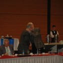 Ο Κώστας Πετρόπουλος συγχαίρει τον Γιώργο Χατζητέγα αμέσως μετά την εκλογή του.