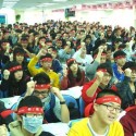 με υψωμένες τις γροθιές και την κόκκινη κορδέλα , οι μαθητές στην μακρινή Κίνα δηλώνουν την προσήλωση στο στόχο 